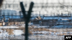 在中国丹东对面的朝鲜新义州，一队朝鲜士兵正在巡逻。（资料照片）