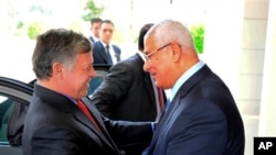 Presiden Mesir Adly Mansour (kanan), menyambut Raja Yordania Abdullah II setibanya di Istana Presiden di Kairo, 20 Juli 2013.