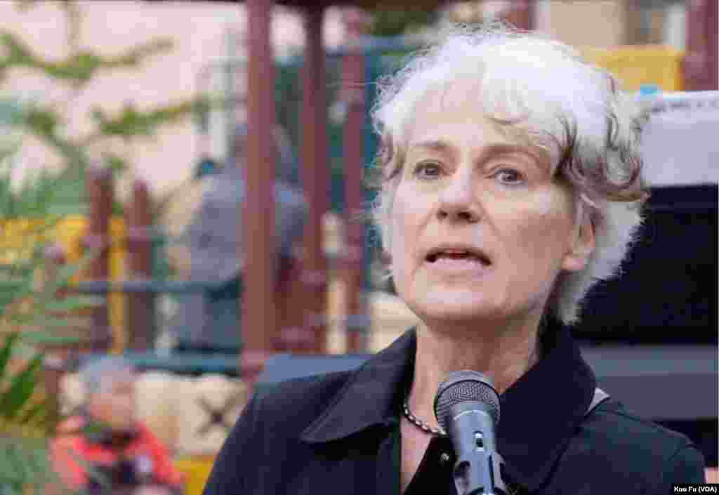 雕塑家奇奥多的代表佛兰欣在64纪念会发言 (美国之音国符拍摄)