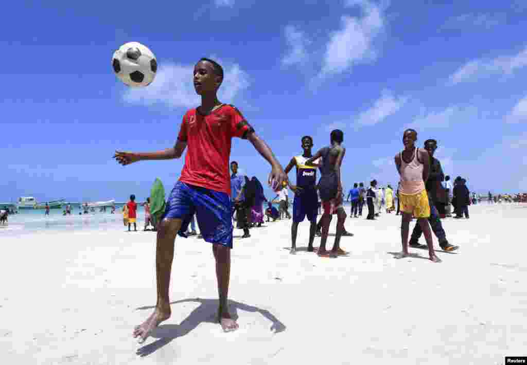 Anak-anak Somalia bermain sepakbola di pantai Lido di ibukota Mogadishu pada hari raya Idul Fitri, 8 Agustus 2013.