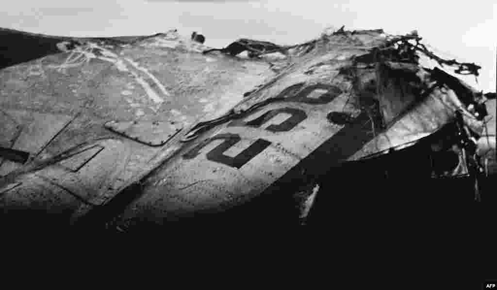 1971年9月13日，蒙古温都尔汗沙漠，林彪一家出逃乘坐的三叉戟客机坠毁后的残骸。飞机为何坠毁？众说纷纭，包括中国击落说、苏联击落说、机内打斗说、汽油耗尽说、迫降失败说、黑夜迷失方向说&hellip;&hellip;。有些人认为林彪不是主动自觉上飞机的，还有人说林彪不在那架飞机上。 根据熊向晖《我的情报与外交生涯》一书的记载， 叶剑英副主席说：林彪乘飞机叛逃，本来可以用导弹打下来，但是主席不同意，说&ldquo;天要下雨，娘要嫁人&rdquo;，由他。熊向晖还写道，1971年10月20日，毛泽东高兴地念了唐朝杜牧的诗：&ldquo;折戟沉沙铁未消，自将磨洗认前朝。东风不与周郎便，铜雀春深锁二乔。&rdquo;毛还说：三叉戟飞机摔在外蒙古，真是&ldquo;折戟沉沙&rdquo;呀。