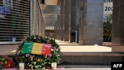 Une gerbe de fleurs déposée en mémoire des victimes de l'attaque devant l'hôtel Radisson Blu à Bamako, 24 novembre 2015.