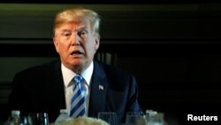 Le président des États-Unis, Donald Trump, participe à une table ronde à Berkeley Heights, New Jersey, États-Unis, 9 août 2018