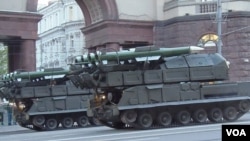 今年5月9日胜利日红场阅兵前夕彩排时莫斯科街头的“山毛榉”导弹，北约命名为SA-11。（美国之音白桦拍摄）