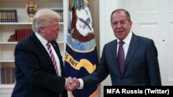 Le président américain Donald Trump et Sergueï Lavrov à la Maison blanche, le 10 mai 2017. 