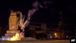 پائین کشیده شدن مجسمه لنین توسط گروهی از فعالان ملی گرای اوکراینی در میدان مرکزی شهر خارکیف در شرق اوکراین - ۶ مهر ۱۳۹۳ 