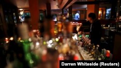 Seorang bartender mencampur minuman beralkohol di sebuah restoran di Jakarta. Melalui Peraturan Presiden tanggal 25 Mei 2021, Presiden Joko Widodo akhirnya memutuskan industri minuman alkohol menjadi bidang usaha yang tertutup untuk investasi. (Foto: REUT