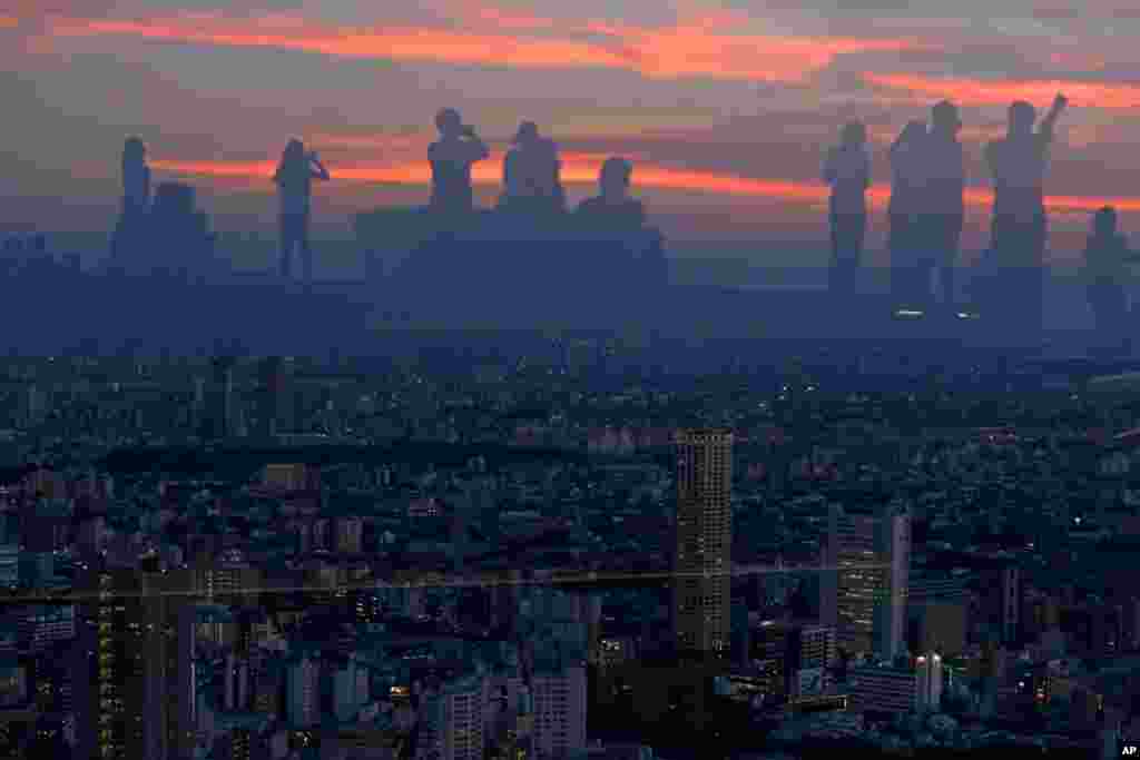 일본 도쿄 전망대 유리에 방문객들의 모습이 반사됐다.