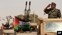 ፋይል - የፖሊሳሪዮ ግንባርን 50ኛ አመት በአውሴሬድ ካምፕ፣ አልጄሪያ፣ ግንቦት 12 ቀን 2015 ዓ.ም. በተከበረበት ወቅት ወታደራዊ ሰላምታ ሲሰጥ ያሳያል 