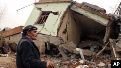 یک شهروند کرد تبار ترکیه در شهر سیلوپی استان شرناق که خانه اش نابود شده است. 