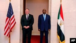 ARCHIVES - Le chef de l'État soudanais Abdel-Fattah Burhan (à dr.), avec le secrétaire d'État américain de l'époque, Mike Pompeo, un des facilitauers de l'accord de normalisation entre le Soudan et Israël, à Khartoum, au Soudan, le 25 août 2020.