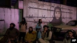 رویټرز خبري اداره زیاتوي د ملګرو ملتونو په رپورټ ويلي شوي چې اوس هم د بشري حقونو فعالينو او د مېډیا په کارمندانو حملې کیږي، ویرول کیږي، ځورول کیږي، په بې دریغه ډول ګرفتاره کیږي، او وژل کیږي