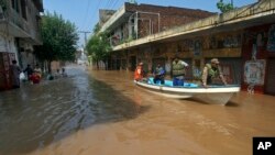 인도-파키스탄 접경 지역에 홍수가 발생한 가운데, 7일 파키스탄 라호르 지역 북부 와지라바드에서 군인들이 구조 작업을 펴고 있다.
