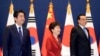 2015年11月1日，韩国总统朴槿惠（中），与日本首相安倍晋三（左）与中国总理李克强在韩国首尔举行了三方首脑会议。