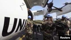 Jenazah para penjaga perdamaian PBB yang terbunuh di utara Pantai Gading dekat perbatasan Liberia tiba di Bandara Internasional Felix Houphouet-Boigny International Airport, dekat Abidjan (9/6). Liberia menutup perbatasannya dengan Pantai Gading terkait p