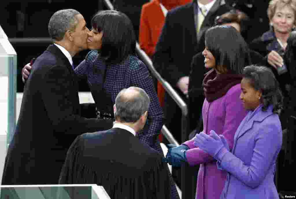 ABŞ prezidenti Barak Obama və birinci xanım Mişel Obama andi&ccedil;mə mərasimindən sonra 