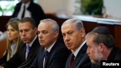 بنیامین نتانیاهو نخست وزیر اسرائیل (نفر دوم از راست) در نشست هفتگی کابینه در اورشلیم – ۱۱ آبان ۱۳۹۳ 