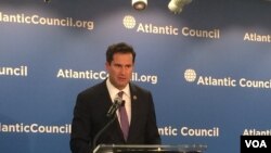 2014当选的民主党籍众议员塞斯·穆尔顿（Seth Moulton）在大西洋理事会谈美国领导地位问题。（2016年2月2日）