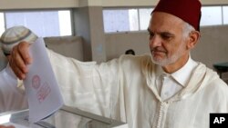 Un Marocain vote lors des élections législatives, à Rabat, au Maroc, 7 octobre 2016. 