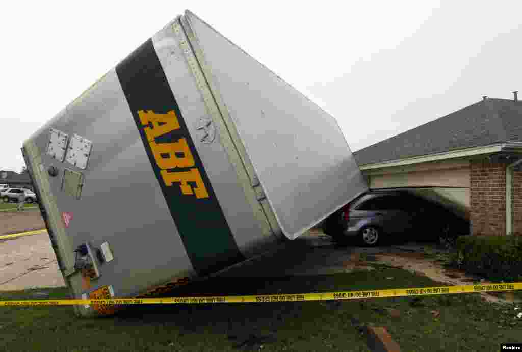 Sebuah trailer tertiup angin tornado ke sebuah rumah di Lindsay Lane, Cleburne, negara bagian Texas, Amerika. 