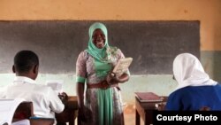 CAMFED በመሰረታዊ ሁኔታ ከድህነት ጋር የተቆራኙና ሴቶችን ከትምህርት ገበታቸው የሚያርቁ ተግዳሮቶችን በመቅረፍ ሴቶች ራሳቸውን እንዲችሉ ያግዛል። 