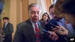 린지 그레이엄(공화·사우스캐롤라이나) 미 상원의원이 지난 2월 워싱턴 DC 의사당에서 기자들과 대화하고 있다. (자료사진)