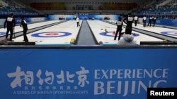 中国冰壶运动员在2022北京冬奥会赛场举行测试活动。（2021年4月1日）