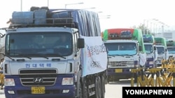 지난 2011년 9월 경기도 파주시 통일대교에서 대북협력민간단체협의회, 북민협의 대북 지원 물자가 북녘으로 향하고 있다. (자료사진)
