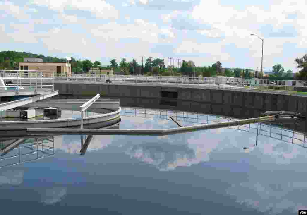 Sewage flows into primary sedimentation tanks that separate more than half of the suspended solids from the liquid. (Rosanne Skirble/VOA)