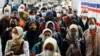 Ilustrasi - Orang-orang mengenakan masker berjalan melalui peron stasiun kereta api pada jam sibuk sore di tengah merebaknya varian Omicron COVID-19 di Jakarta, 3 Januari 2022. (REUTERS/Willy Kurniawan)