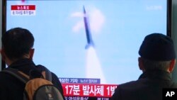 人们在韩国首尔的地铁站观看朝鲜发射导弹的新闻。（2014年3月4日资料照）