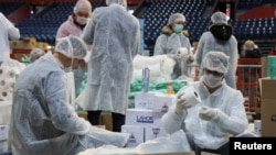 3月26日，志愿者在塞尔维亚首都贝尔格莱德打包救捐赠品准备送给那些因疫情不能出门的老年人。