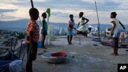 Anaka-anak di Port-au-Prince. Sebanyak 400.000 orang di Haiti masih tinggal di tenda darurat akibat gempa 2010. (Foto: Dok)