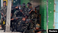 Tentara pemerintah Filipina menembakkan senjata mereka ke arah pemberontak terkait MNLF di kota Zamboanga, Filipina, 12 September 2013 (Foto: dok). 