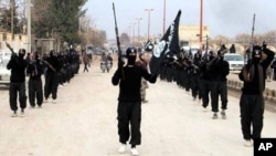 Dalam foto tanpa tanggal yang dipasang di situs web militan, memperlihatkan pejuang al-Qaida berbaris di Raqqa, Suriah. Seorang warga AS yang melakukan bom bunuh diri di Suriah pekan ini diduga memiliki kaitan terhadap al-Qaida. 