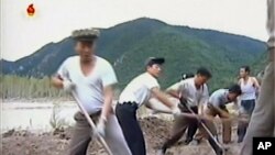 북한 노동자들이 홍수피해지역에 대한 대대적인 복구 지원에 나섰다고 조선중앙TV가 지난 12일 보도했다.