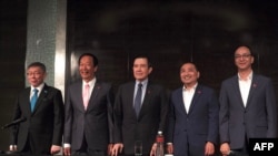 挑战执政党的台湾政党候选人、独立候选人及资深党员2023年11月23日在举行记者会前合影。（法新社）