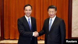 2015年5月4日台湾国民党主席朱立伦（左)在北京人民大会堂与中国国家主席习近平握手