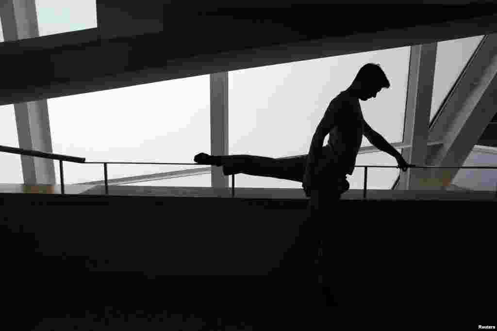 Seorang penari melakukan pemanasan, sebelum mengambil bagian dalam audisi untuk pertunjukan opera Dani Pannullo dengan judul &quot;Cerita New York&quot; di Madrid. Opera &quot;Cerita New York&quot; akan dipertontonkan di bulan Juni dan didasarkan pada cerita karya Leonard Bernstein.