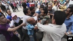 Tersangka pendukung rejim militer di Mesir menyerang para demonstran oposisi di Kairo, menewaskan sedikitnya 11 orang (2/5).