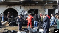 차량 폭탄 테러가 발생한 현장에 모여든 헤르멜 마을 주민들 