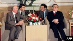 1989年5月18日，苏共总书记米哈伊尔·戈尔巴乔夫（左）和中共上海市委书记江泽民在上海西郊宾馆谈话。