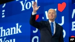 ປະທານາທິບໍດີ ໂຈ ໄບເດັນ ໂບກມືໃສ່ຜູ້ເຂົ້າຮ່ວມປະຊຖມ ລຸນຫຼັງການກ່າວປາໄສຂອງທ່ານ ຢູ່ທີ່ກອງປະຊຸມແຫ່ງຊາດຂອງພັກເດໂມແຄຣັດ ຫຼື DNC.