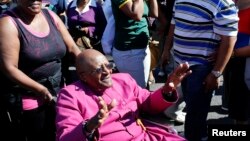 Mantan Uskup Agung Anglikan Desmond Tutu melambaikan tangannya kepada para pendukungnya di Cape Town, 19 April 2014 (Foto: dok).