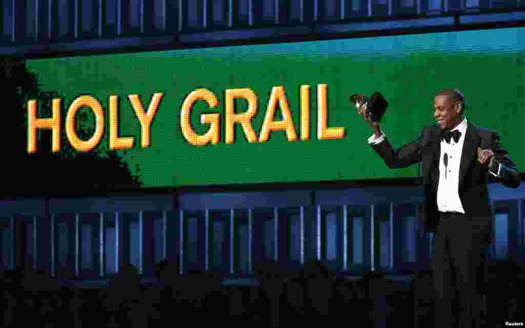 Pope Francis delivers the Urbi et Orbi (to the city and to the world) blessing at the end of the Easter Sunday Mass in St. Peter&#39;s Square at the Vatican , April 5, 2015.