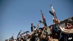  Des membres de tribus fidèles aux rebelles Houthis, le 2 octobre 2016, Sanaa, Yémen. 