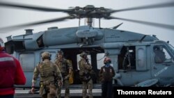 تصویری از یک هلیکوپتر بر روی ناو هواپیمابر یواس‌اس رونالد ریگان در دریای عرب