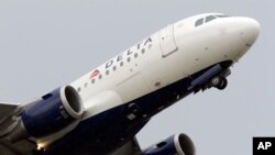 22일 미국 디트로이트 공항에서 이륙하는 델타항공 여객기. 미국 항공사들이 안전상의 이유로 이스라엘 텔아비브 국제공항으로 향하는 여객기들의 운항을 전면 중단했다. 