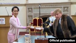 ၂၀၁၇ မေလတုန်းက Freedom of the City of London ဂုဏ်ထူးဆောင်ဆုကို ဒေါ်အောင်ဆန်းစုကြည် လက်ခံစဉ် (Ministry of Foreign Affairs Myanmar)