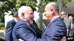 Dışişleri Bakanı Mevlüt Çavuşoğlu 15 Temmuz gecesi en çok konuştuğu dışişleri bakanının İran Dışişleri Bakanı Cevad Zarif olduğunu açıkladı. “O gece ikimiz de uyumadık. Zarif beni beş defa aradı” dedi.